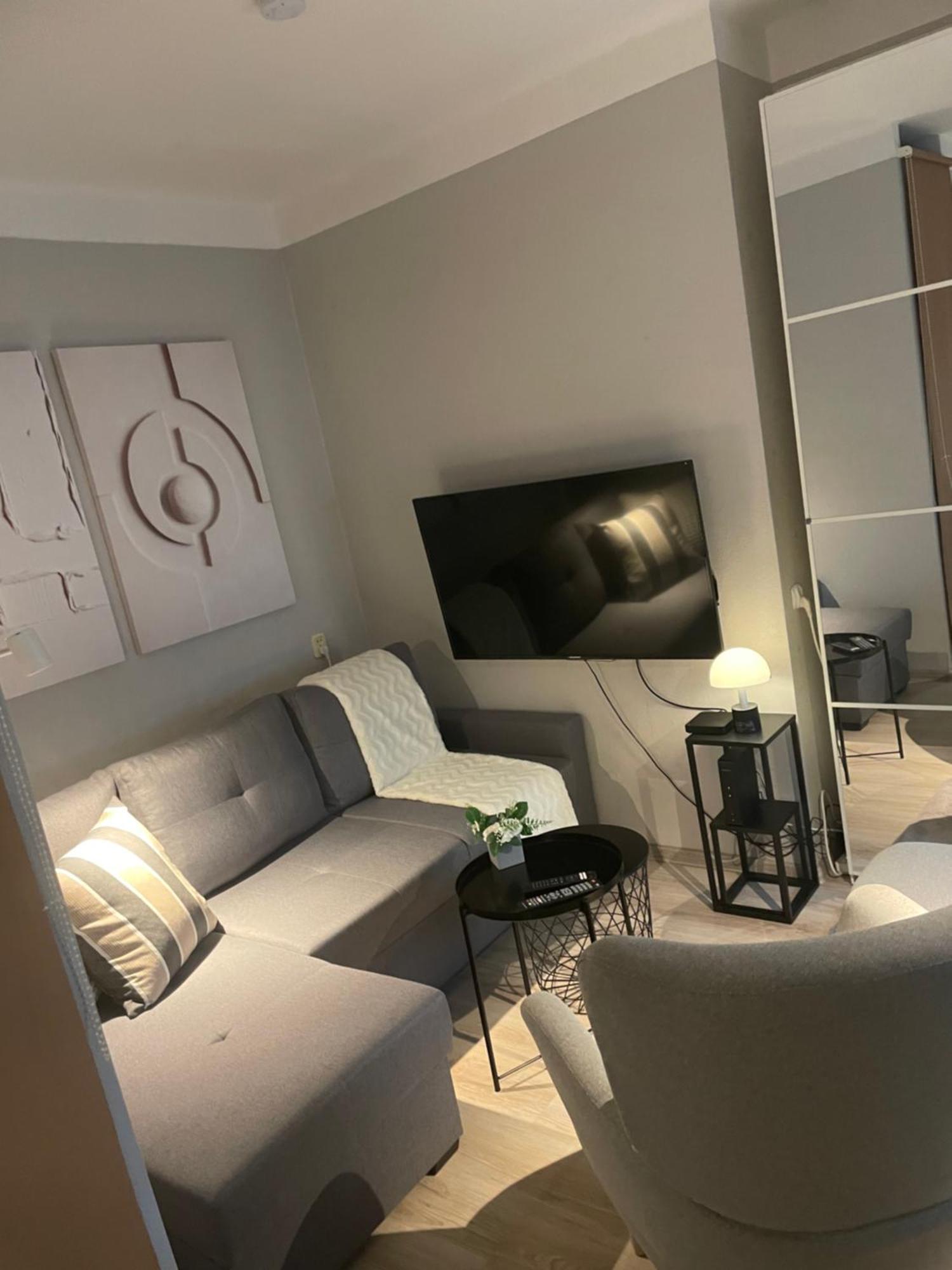 Apartment Tiny With Parking *